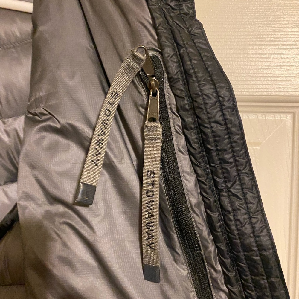 L.L. Bean Women's Ultralight 850 Down Hooded Quilted Packable Puffer Jacket - Picture 5 of 5